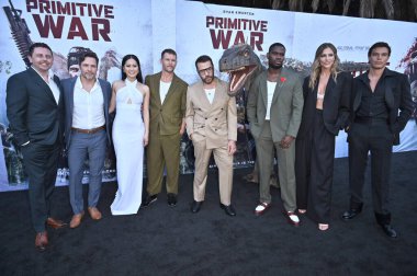 Luke Sparke, Nick Wechsler, Ana Thu Nguyen, Ryan Kwanten, Jeremy Piven, Adolphus Waylee, Tricia Helfer, Carlos Sanson Jr. Primative War Premiere 18 Ağustos 2025 'te Hollywood American Legion' da Los Angeles, CA