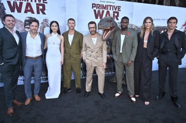 Luke Sparke, Nick Wechsler, Ana Thu Nguyen, Ryan Kwanten, Jeremy Piven, Adolphus Waylee, Tricia Helfer, Carlos Sanson Jr. Primative War Premiere 18 Ağustos 2025 'te Hollywood American Legion' da Los Angeles, CA