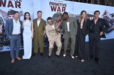 Luke Sparke, Nick Wechsler, Ana Thu Nguyen, Ryan Kwanten, Jeremy Piven, Adolphus Waylee, Tricia Helfer, Carlos Sanson Jr. Primative War Premiere 18 Ağustos 2025 'te Hollywood American Legion' da Los Angeles, CA