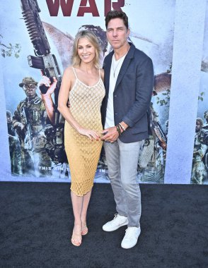 Sandra Hess, Michael Trucco 18 Ağustos 2025 'te Hollywood Amerikan Lejyonu' nda Primative War Premiere 'de.