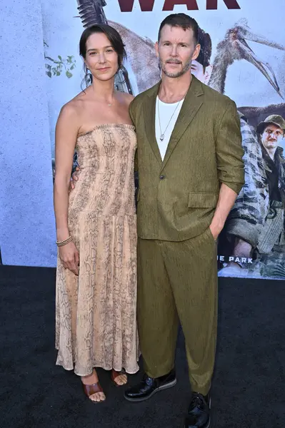 Ashley Sisino, Ryan Kwanten 18 Ağustos 2025 'te Hollywood Amerikan Lejyonunda Primative War Premiere' de Los Angeles, CA