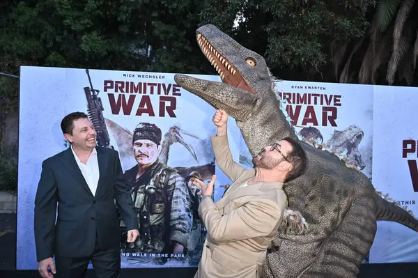 Luke Sparke, Jeremy Piven 18 Ağustos 2025 'te Hollywood Amerikan Lejyonu' nda Primative War Premiere 'de Los Angeles, CA