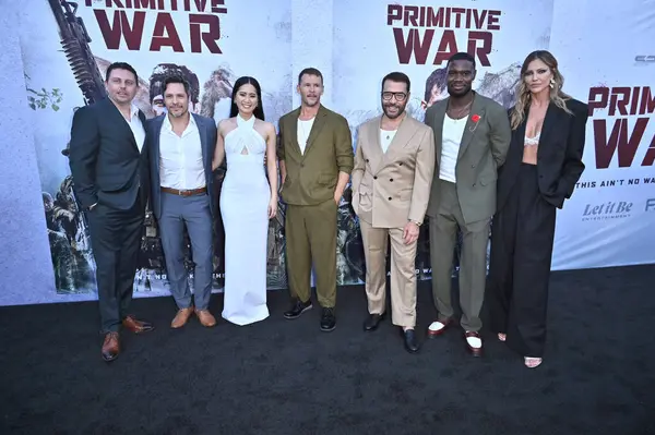 Luke Sparke, Nick Wechsler, Ana Thu Nguyen, Ryan Kwanten, Jeremy Piven, Adolphus Waylee, Tricia Helfer 18 Ağustos 2025 'te Hollywood Amerikan Lejyonu' nda Primative War Prömiyer aldı.
