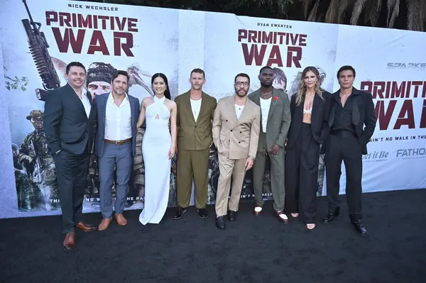 Luke Sparke, Nick Wechsler, Ana Thu Nguyen, Ryan Kwanten, Jeremy Piven, Adolphus Waylee, Tricia Helfer, Carlos Sanson Jr. Primative War Premiere 18 Ağustos 2025 'te Hollywood American Legion' da Los Angeles, CA