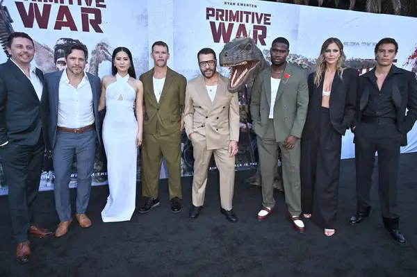 Luke Sparke, Nick Wechsler, Ana Thu Nguyen, Ryan Kwanten, Jeremy Piven, Adolphus Waylee, Tricia Helfer, Carlos Sanson Jr. Primative War Premiere 18 Ağustos 2025 'te Hollywood American Legion' da Los Angeles, CA