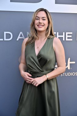 Annika Noelle, 19 Ağustos 2025 'te Los Angeles' ta Sunset Las Palmas Stüdyoları 'nda yapılan çekimlerin ilk gününü kutluyor.