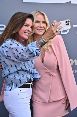 Kimberlin Brown, Katherine Kelly Lang 19 Ağustos 2025 'te Los Angeles, Kaliforniya' da Sunset Las Palmas Stüdyoları 'nda yapılan 