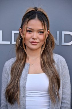 Lisa Yamada, 19 Ağustos 2025 'te Los Angeles' ta Sunset Las Palmas Stüdyoları 'nda yapılan çekimlerin ilk gününü kutluyor.