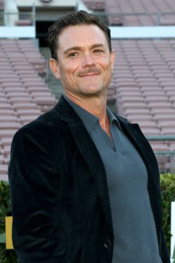 Clayne Crawford, 25 Eylül 2025 'te Pasadena, CA' da oynanan Rose Bowl 'daki Chad Powers Hulu Serisi' nde.