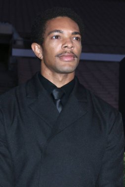 Xavier Mills, 25 Eylül 2025 'te Pasadena, CA' da oynanan Rose Bowl 'daki Chad Powers Hulu Serisi' nde.