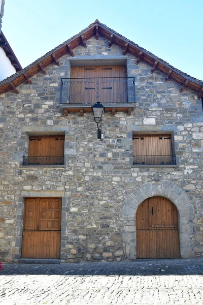 Fachada Una Enorme Casa Piedra Madera Arquitectura Tradicional Norte España —  Fotos de Stock