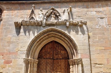 Antika bir gotik manastırın giriş kapısı.