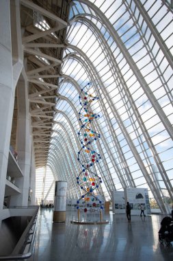 Valencia, İspanya, 24 Şubat 2024. Ciudad de las Artes y las Ciencias. Bilim müzesi, ADN heykeli