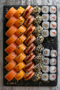 Çeşitli Japon suşi siyah arka plan üzerine alır. Asya veya Japonca gıda çerçeve