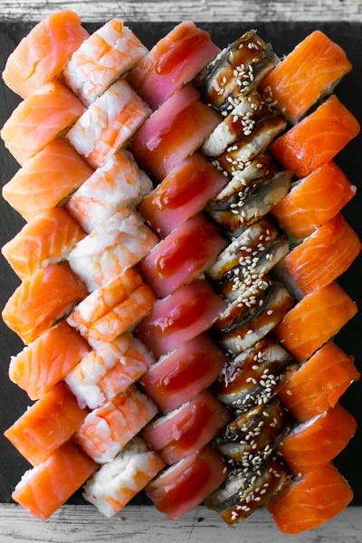 Çeşitli Japon suşi siyah arka plan üzerine alır. Asya veya Japonca gıda çerçeve