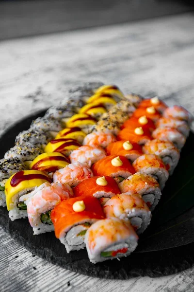 Çeşitli Japon suşi siyah arka plan üzerine alır. Asya veya Japonca gıda çerçeve