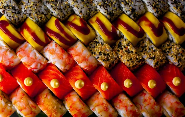Çeşitli Japon suşi siyah arka plan üzerine alır. Asya veya Japonca gıda çerçeve