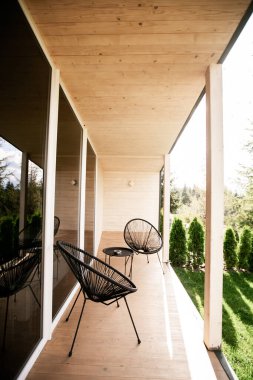 Dikey çekim, turistler için bir otel odasındaki açık bir logonun üzerinde minderli iki rahat saman koltuğu tasarladı. Romantik bir randevu ya da balayı için seyahat kavramı