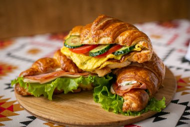 farklı bir kruvasan restoranda ahşap bir tabakta servis ediliyor. Sebzeli kruvasan.