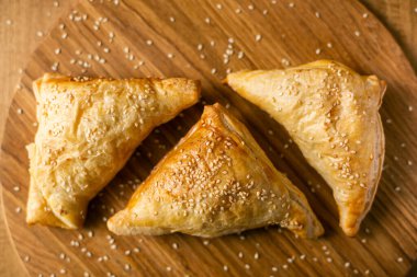 Hamur işi üçgenleri ahşap arka planda ev yapımı Asya hamur işi samosa. en üstteki görünüm