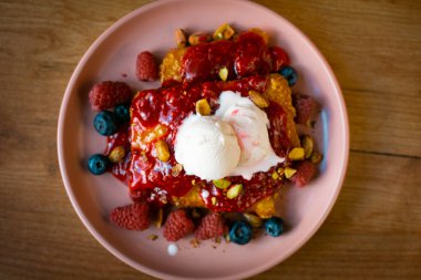 Çikolatalı Belçika Waffle tabağı dondurma, yabanmersini ve kahve.