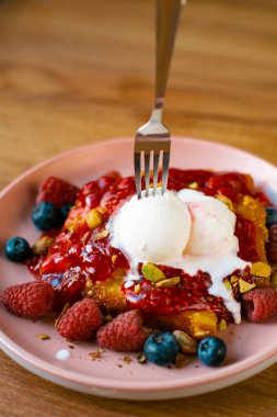 Çikolatalı Belçika Waffle tabağı dondurma, yabanmersini ve kahve.