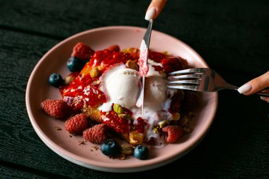Çikolatalı Belçika Waffle tabağı dondurma, yabanmersini ve kahve.