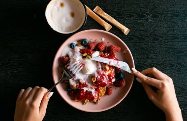 Çikolatalı Belçika Waffle tabağı dondurma, yabanmersini ve kahve.