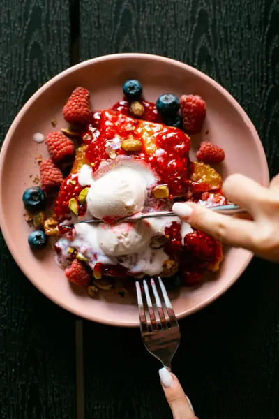 Çikolatalı Belçika Waffle tabağı dondurma, yabanmersini ve kahve.