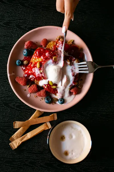 Çikolatalı Belçika Waffle tabağı dondurma, yabanmersini ve kahve.