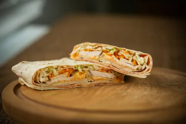 Lezzetli shawarma, tavuk ve sebzeli bir çukurda kebap, yakın plan..