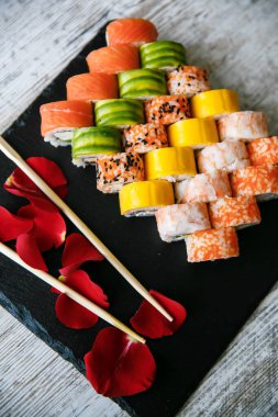 Çeşitli Japon suşi siyah arka plan üzerine alır. Asya veya Japonca gıda çerçeve