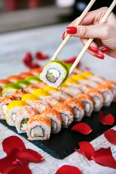 Çeşitli Japon suşi siyah arka plan üzerine alır. Asya veya Japonca gıda çerçeve