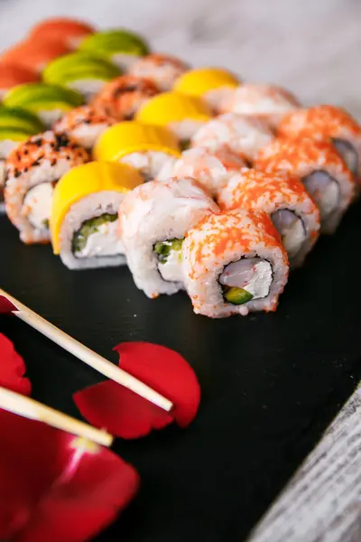 Çeşitli Japon suşi siyah arka plan üzerine alır. Asya veya Japonca gıda çerçeve