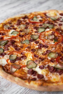 Mantarlı lezzetli jambonlu pizza. açık tahta masa arkaplanı. en üstteki görünüm