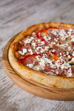 Ahşap masada mantarlı lezzetli peynirli pizza. Yakın çekim