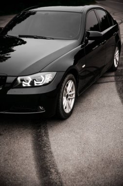 İki tekerleği görünen ve yanmış lastik izi olan bir arabanın yakın plan fotoğrafı.