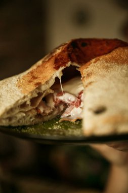 Ateşli pizza volkanı. Gorgonzola peyniri, kiraz domatesleri, taze sebze ve baharatlar. Ahşap bir arka planda.
