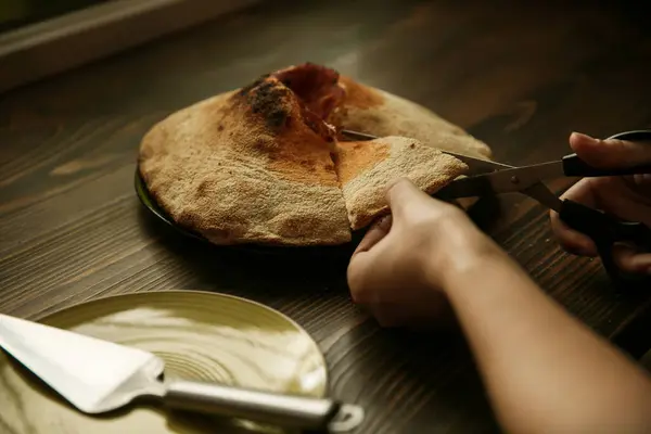 Ateşli pizza volkanı. Gorgonzola peyniri, kiraz domatesleri, taze sebze ve baharatlar. Ahşap bir arka planda.