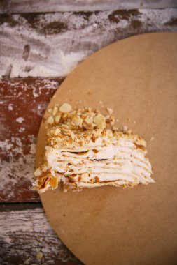 Kremalı bir pasta. Napolyon pastasından bir parça. Millefeuille keki. Geleneksel pasta