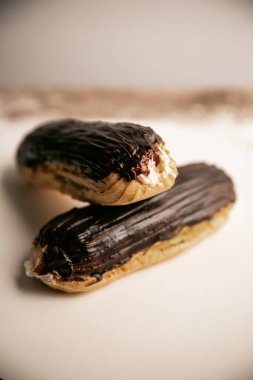 Beyaz bir tabakta kremalı çikolatalı pasta. Geçmişi olan