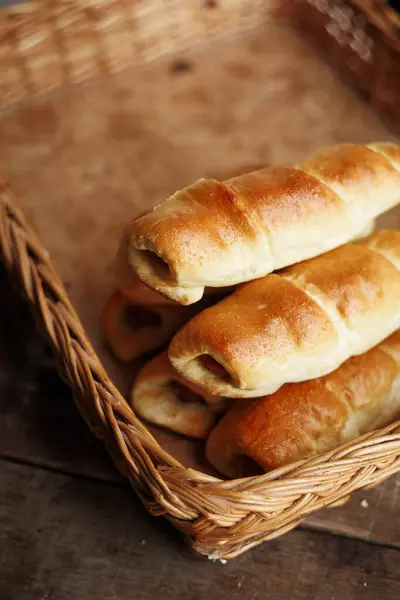 Ekmek arası sosis ve kızarmış sosis..