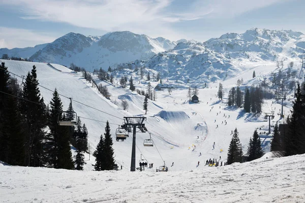 在高山滑雪胜地的斜坡上 一群难以辨认的滑雪者和滑雪者 — 图库照片