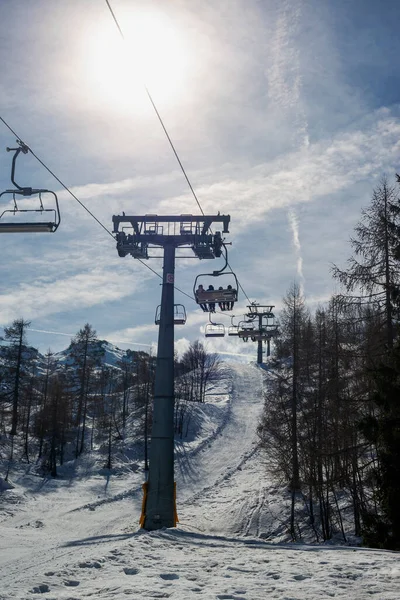 滑雪者 滑雪度假时不被认可的滑雪者 滑雪胜地的冬季景观 — 图库照片