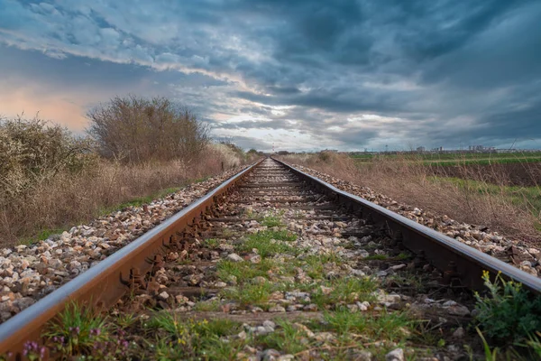 日の出と夜明けの空に古い非電化鉄道線路 — ストック写真