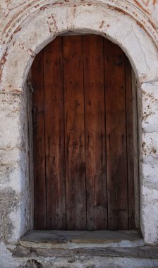 Ortaçağ tasarımı taşlarla çevrili ahşap kapı.