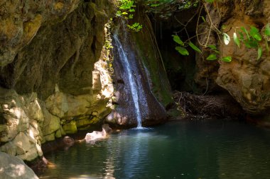 Kefalogournas Şelalesi, Yunanistan 'ın Thasos Adası' ndaki küçük Theologos kasabasının kıyısında.