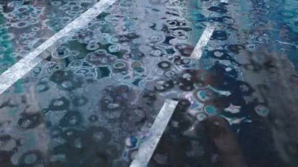 雨夜的路上 这条城市道路上有湿淋淋的沥青路面 雨点不断 低角度视图 — 图库视频影像