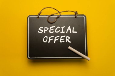 Turuncu arkaplandaki zaman çizelgeleri için küçük bir karatahta.