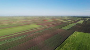 Tarımsal tarlalar ve çeşitli tarım arazileri üzerine hava manzarası